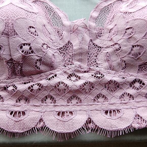 1X Burgundy Lace Bralette with Bra Pads Zenana double adjustable straps smocked - Picture 5 of 15